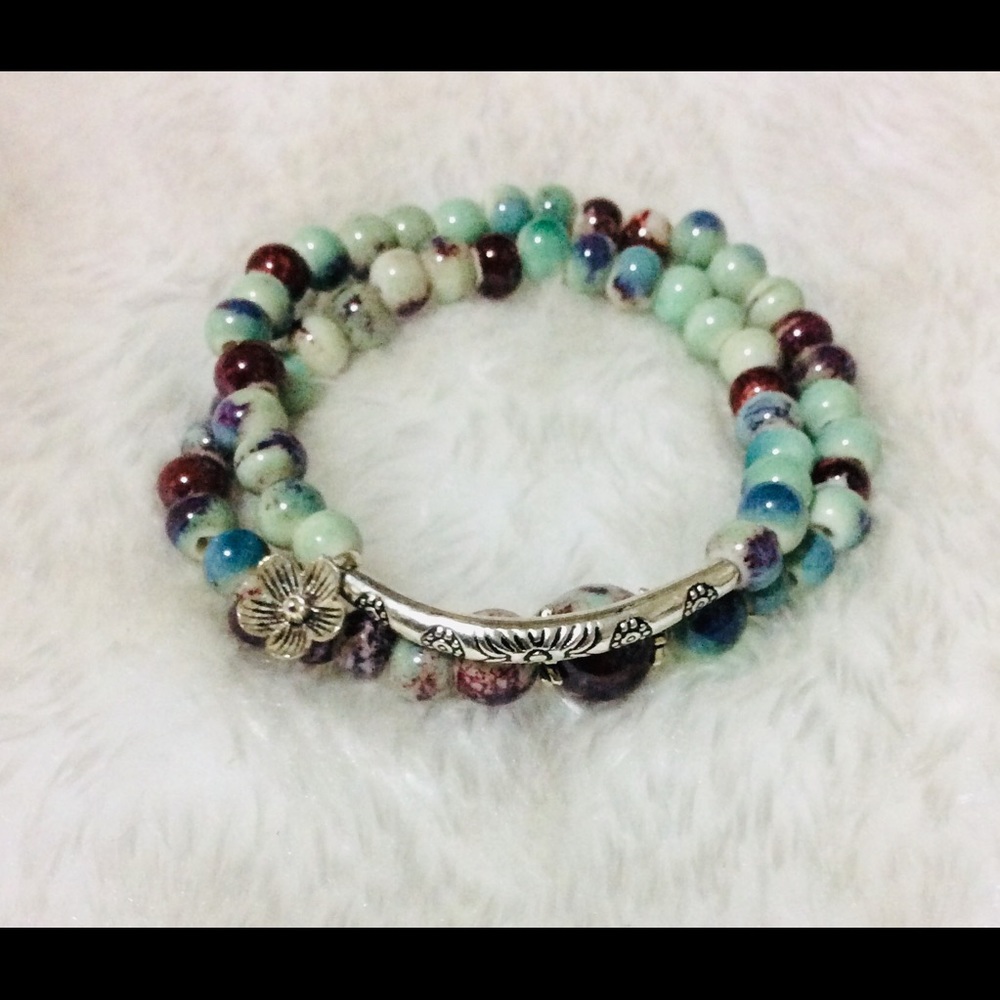 Beautiful green bracelet with a metal flower